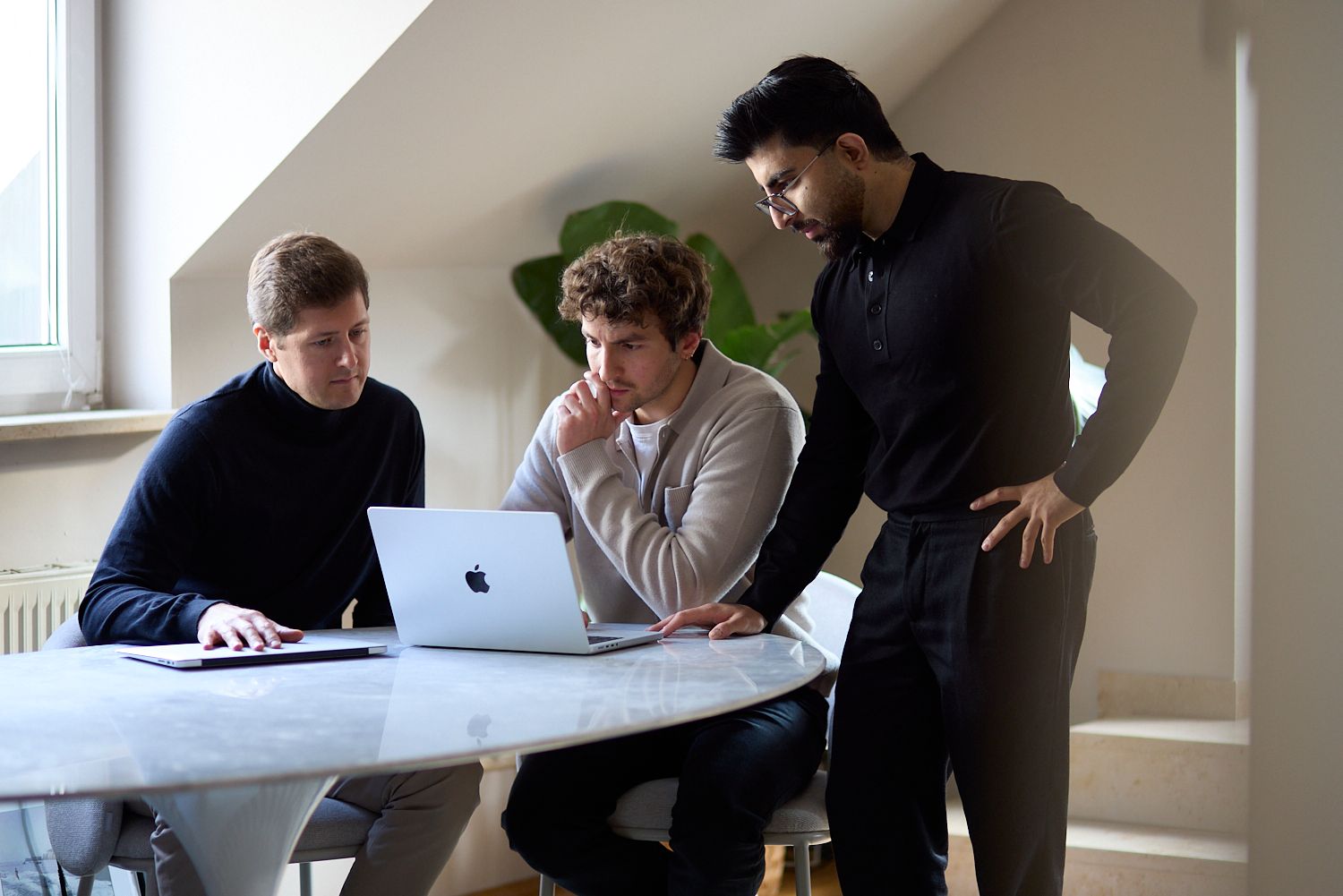 Die Localee-Gründer Dominic Preiß, Michael Gratz und Faisal Mohammadi bei der Arbeit